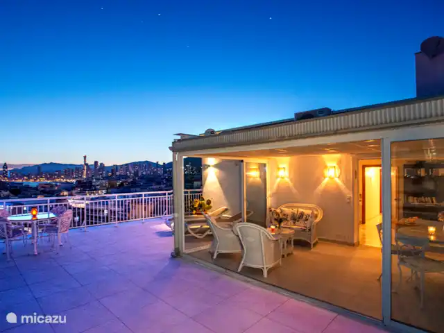 Acheter une penthouse | Espagne, Costa Blanca, Benidorm - Penthouse de luxe en bord de mer 2x terrasse sur le toit La terrasse avant la nuit avec vue sur le conservatoire et la ville