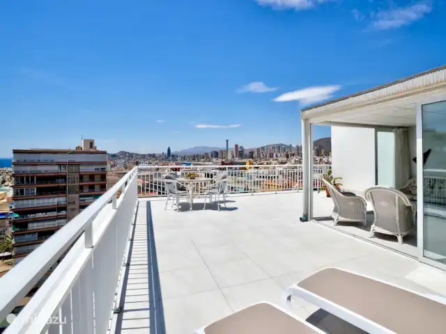 Acheter une penthouse | Espagne, Costa Blanca, Benidorm - Penthouse de luxe en bord de mer 2x terrasse sur le toit La terrasse avant le jour avec une vue latérale sur le conservatoire et la ville