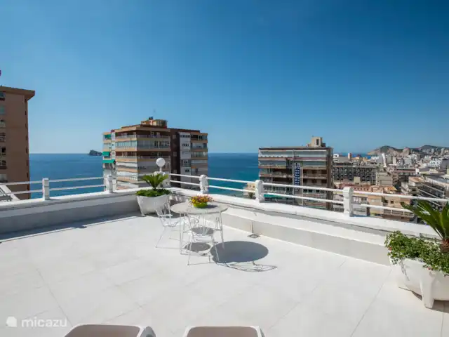 Acheter une penthouse | Espagne, Costa Blanca, Benidorm - Penthouse de luxe en bord de mer 2x terrasse sur le toit La terrasse arrière avec vue sur la mer (plage de Levante) et la ville