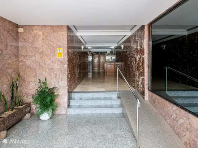 Acheter une penthouse | Espagne, Costa Blanca, Benidorm - Penthouse de luxe en bord de mer 2x terrasse sur le toit L’entrée de l’Edificio