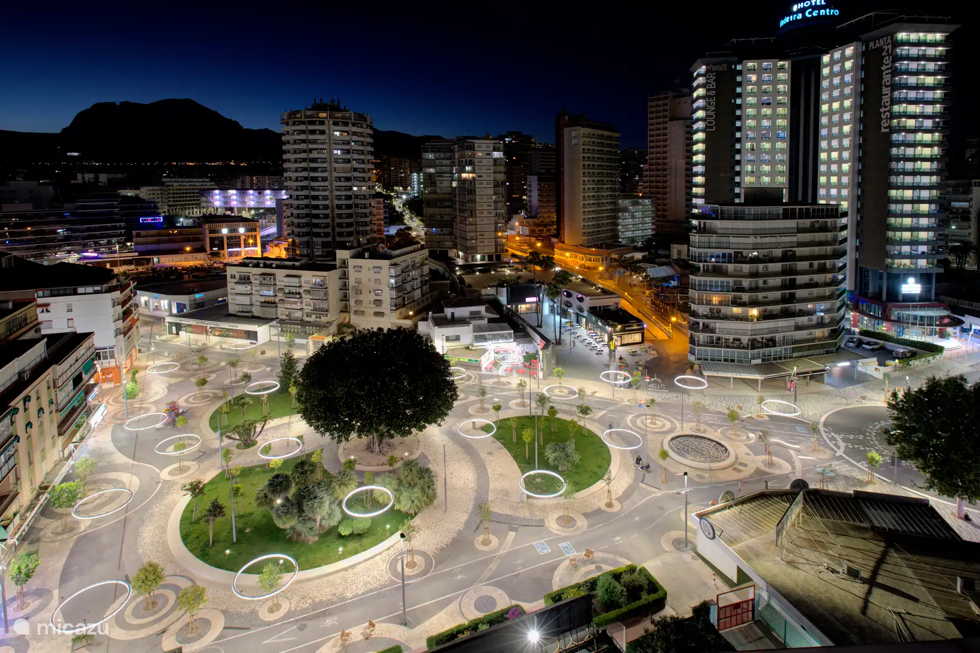 Der Blick aus dem Hauptschlafzimmer von den Seitenfronten bei Nacht 