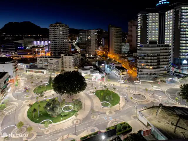 Acheter une penthouse | Espagne, Costa Blanca, Benidorm - Penthouse de luxe en bord de mer 2x terrasse sur le toit La vue de la chambre principale depuis le côté donne sur la nuit