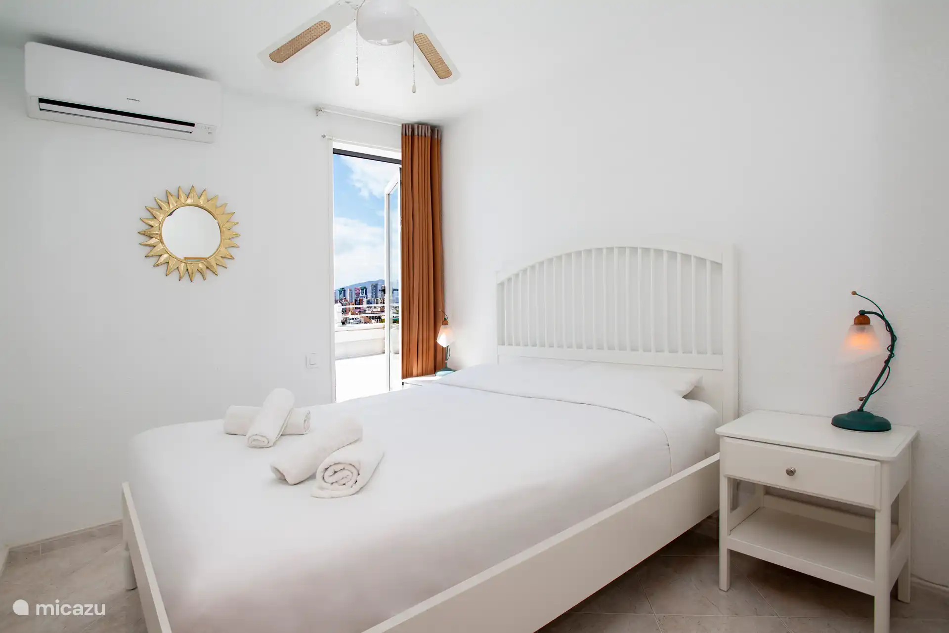 Das Zwischenschlafzimmer, mit Blick und Zugang zur hinteren Terrasse, mit kleinem Einbauschrank