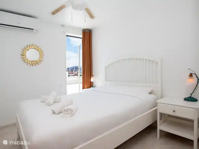 Acheter une penthouse | Espagne, Costa Blanca, Benidorm - Penthouse de luxe en bord de mer 2x terrasse sur le toit La chambre intermédiaire, avec vue et accès à la terrasse arrière, avec une petite armoire intégrée