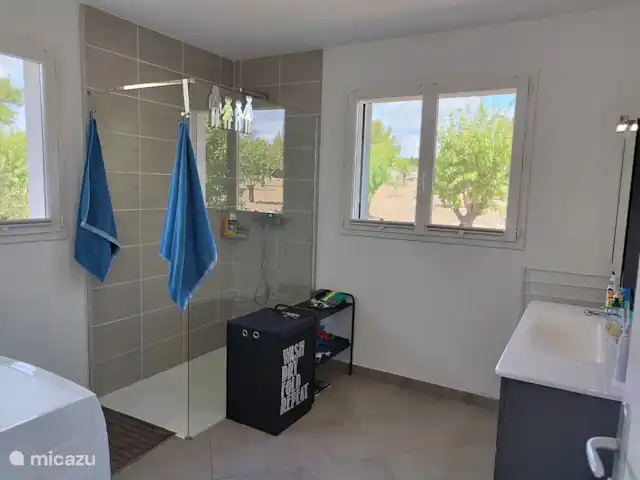 Acheter une villa | France, Hérault, Assignan - Villa moderne avec potentiel locatif