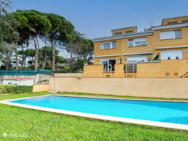 Acheter une maison mitoyenne | Espagne, Costa Brava, Platja d'Aro - Maison d’angle avec jardin privé et piscine