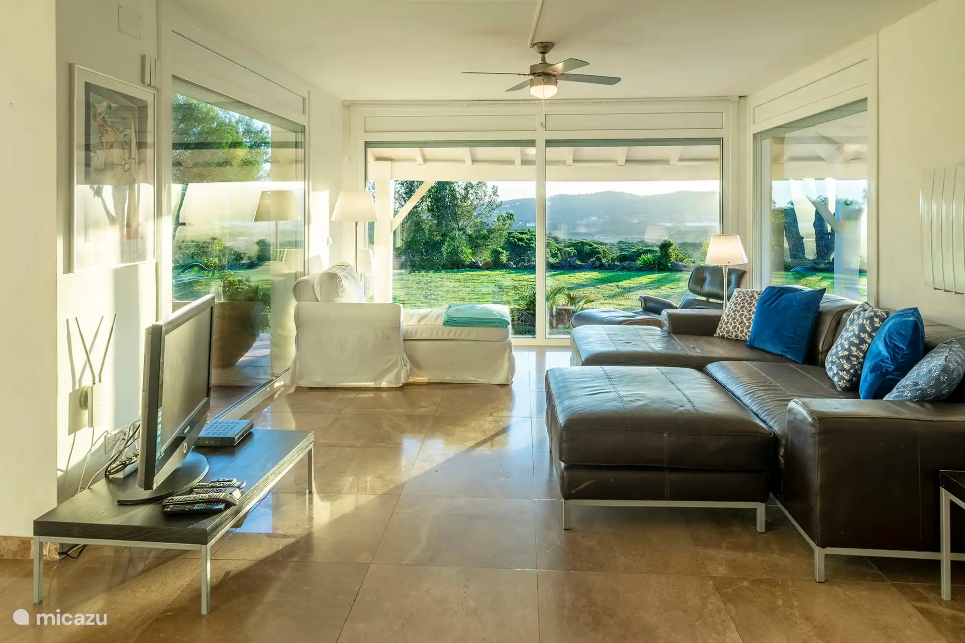 Sala de estar con triple vidrio aislante en todo su contorno