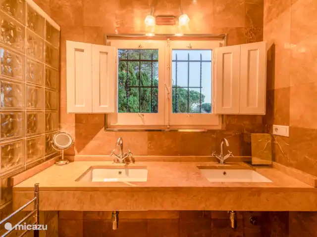 Acheter une finca | Espagne, Costa Brava, Calonge - Finca Vert 23 Salle de bain de la chambre des maîtres, double vasque