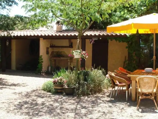 Acheter une maison de vacances | France, Hérault, La Tour-sur-Orb - « Les Dix Étoiles » dans La Tour sur Orb Terrasse avec bbq fixe et la station de pompage de la piscine. Sur la gauche, la maison d’hôtes