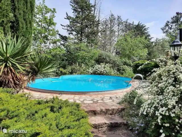 Acheter une maison de vacances | France, Hérault, La Tour-sur-Orb - « Les Dix Étoiles » dans La Tour sur Orb Piscine, vue de la terrasse devant la véranda.