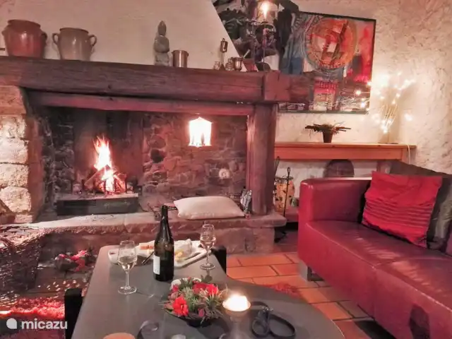 Acheter une maison de vacances | France, Hérault, La Tour-sur-Orb - « Les Dix Étoiles » dans La Tour sur Orb Cheminée rustique avec poutres..