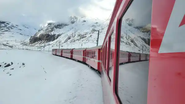 Met de trein door de sneeuw in Zwitserland