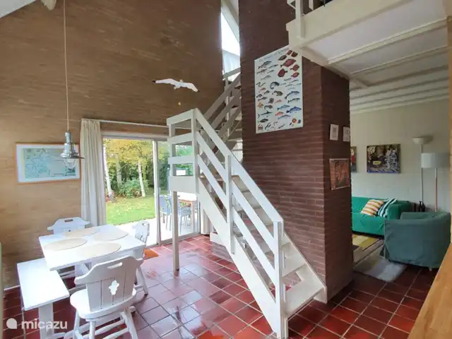 Location de Vacances Pays-Bas, Zélande, Burgh-Haamstede, maison de vacances - Westenschouwen La Sirène Salle à manger et escalier menant au grenier