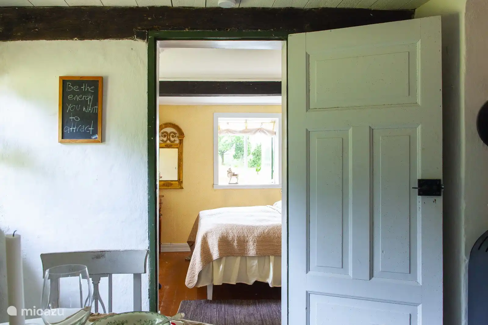 De gele kamer vanuit de keuken gezien