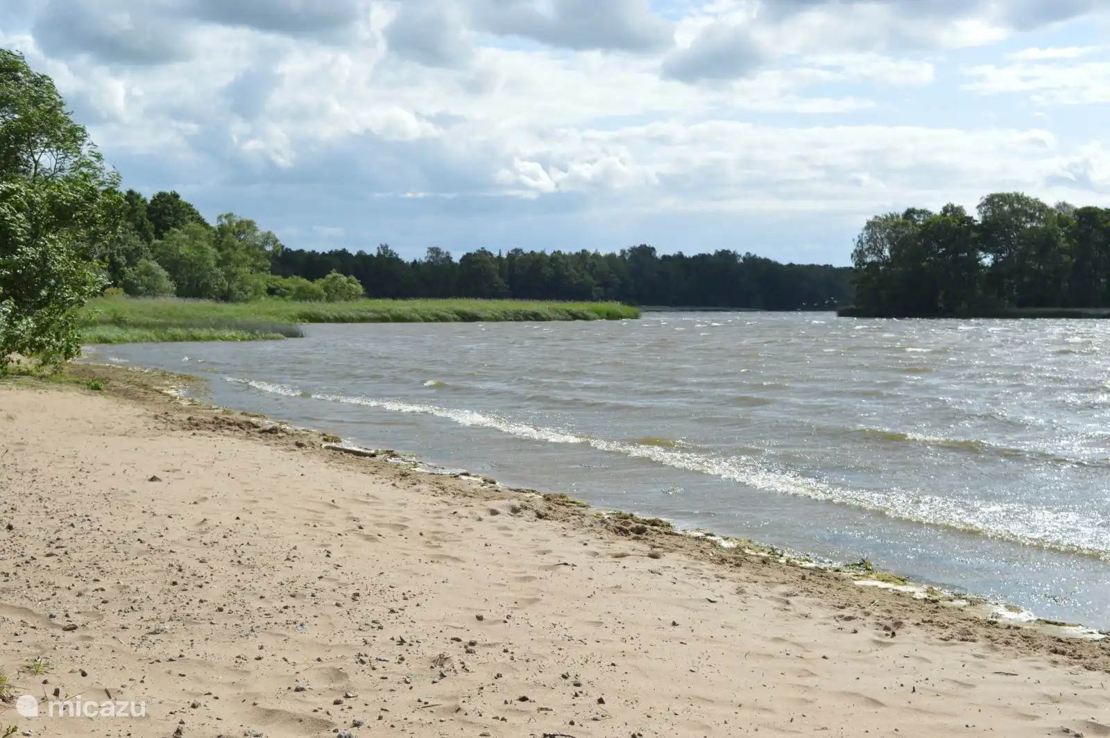 Het lokale strandje op 800 meter. Hier kamperen zomers in het weekeind vaak mensen uit Malmo of Lund