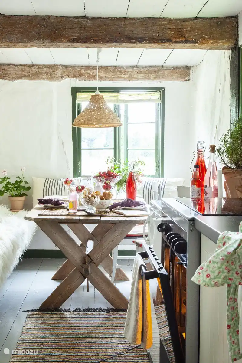 Eethoek in de keuken met uitzicht op de heuvels en soms de hertjes