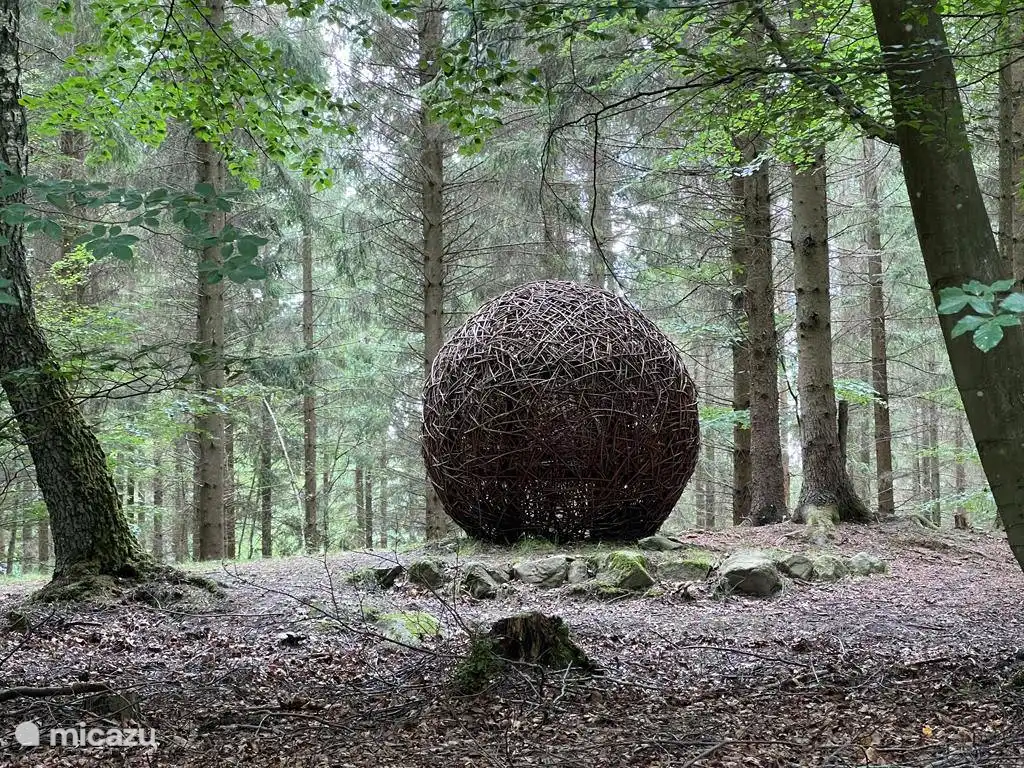 Een permanente tentoonstelling van Landkunst in het bos rondom de boerderij