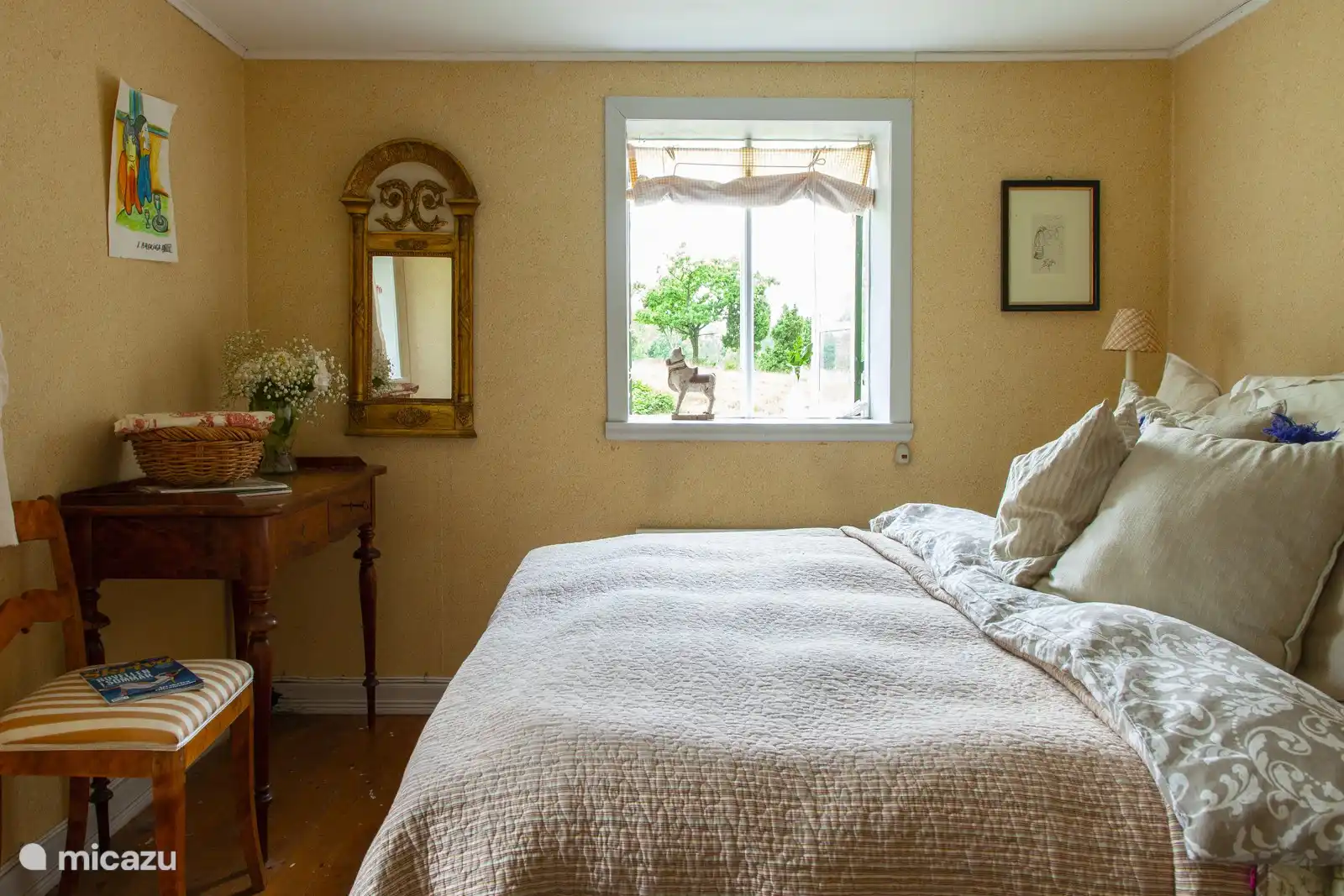 gele slaapkamer bij de keuken