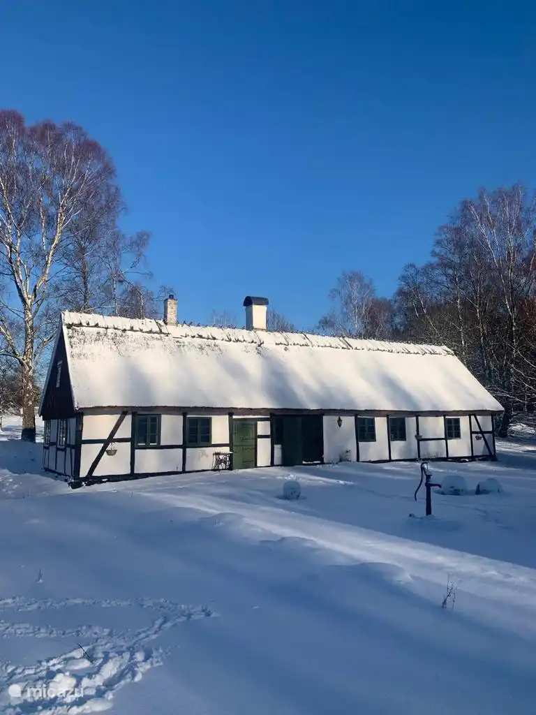 In de sneeuw echt een heel bijzondere plek, sleetje rijden vanaf de heuvel achter het huis