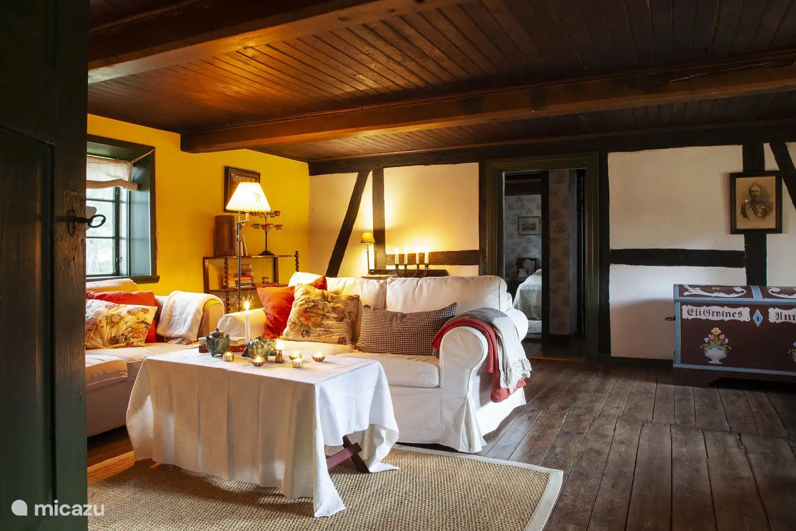 Huiskamer met twee comfortabele banken. hier is ook de TV