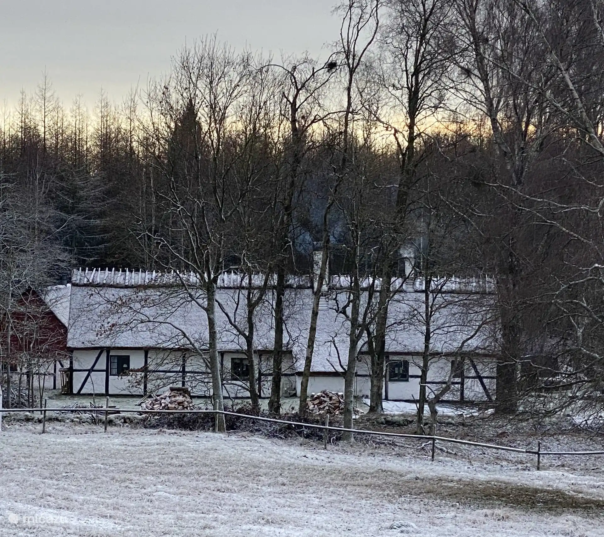 De boerderij in de winter gezien vanaf de molenaarsheuvel