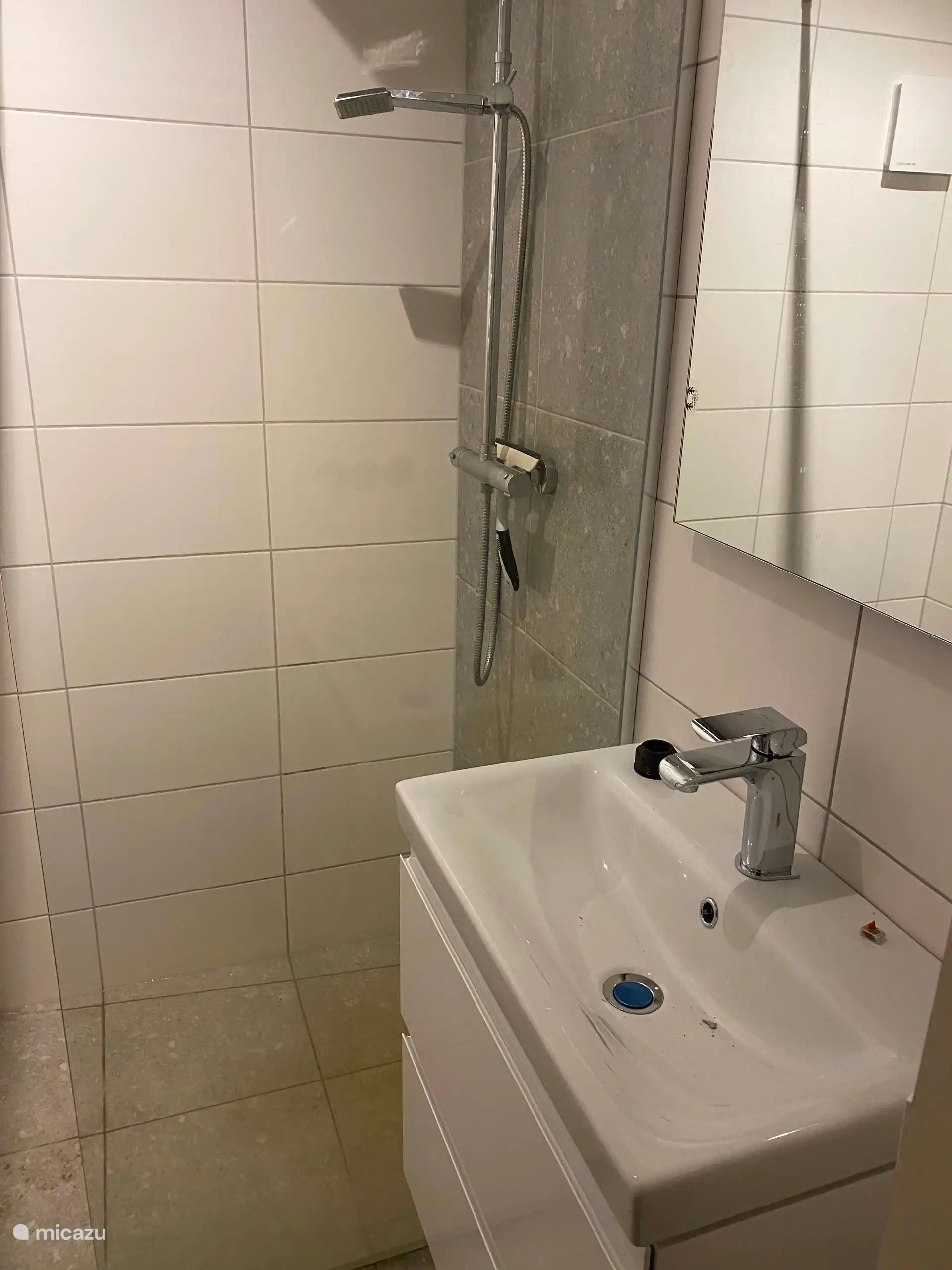 kleine, moderen badkamer met vloerverwarming