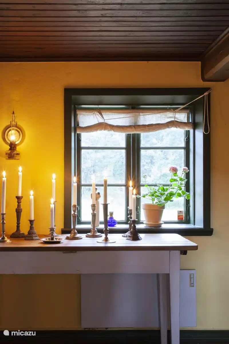 Een knus en gezellig huis met zelf gemaakte rolgordijnen in oude stijl