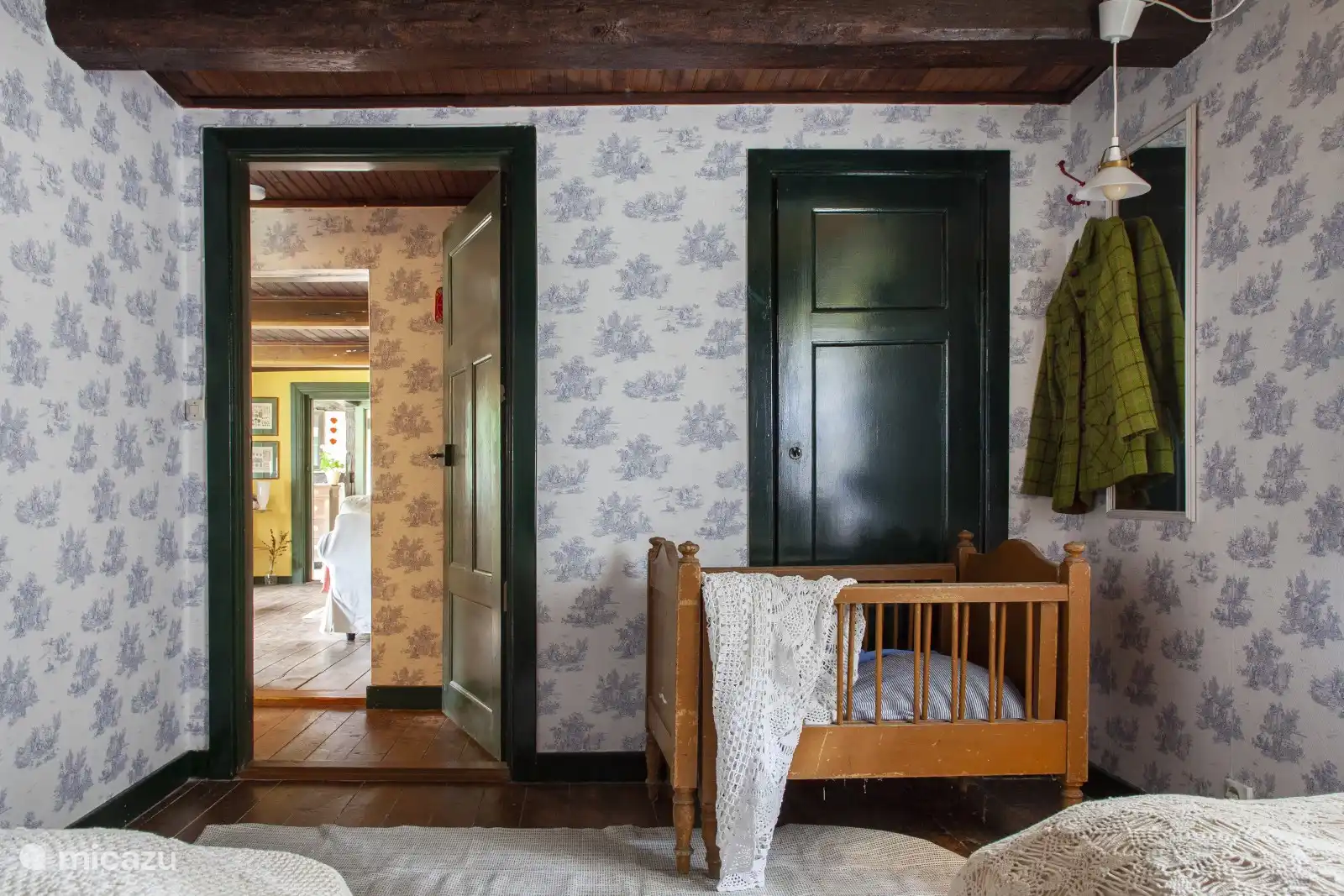 Blauwe slaapkamer bij de badkamer