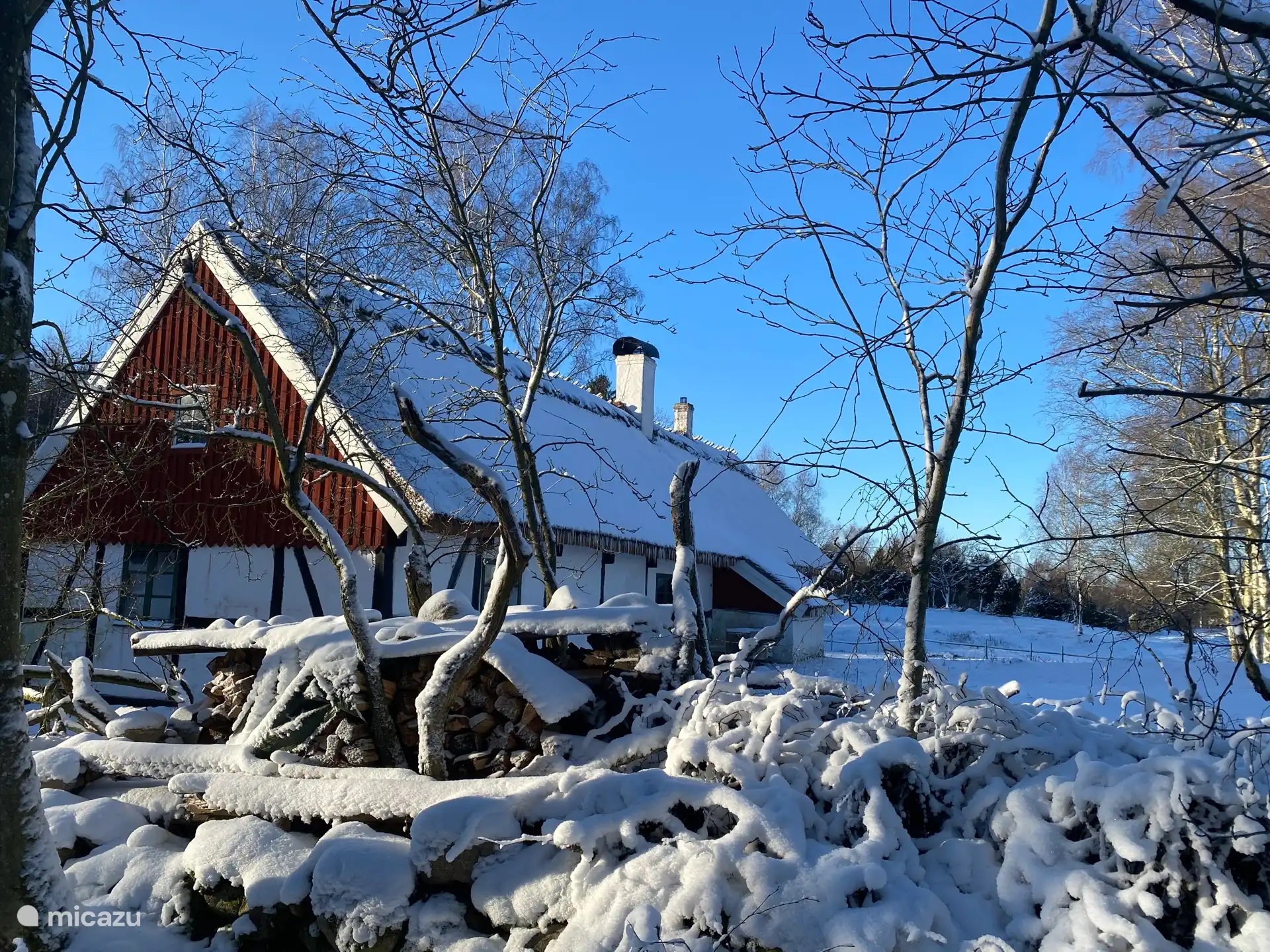 Vanaf de oprit in de sneeuw