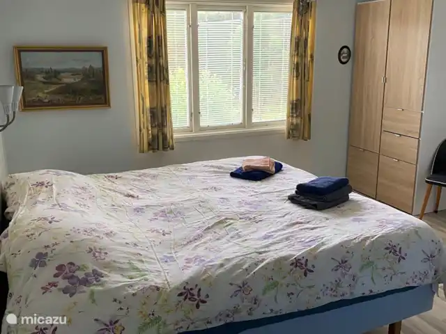 Colline des bouleaux | Suède, Värmland, Sunnemo - gîte / cottage La chambre principale bénéficie d'une belle luminosité, surtout le matin, et d'une salle de bain attenante. Il y a un lit bébé dans la pièce principale. De plus, derrière un rideau se trouve une minuscule quatrième chambre (sans fenêtre) avec une lumière et un lit bébé.
