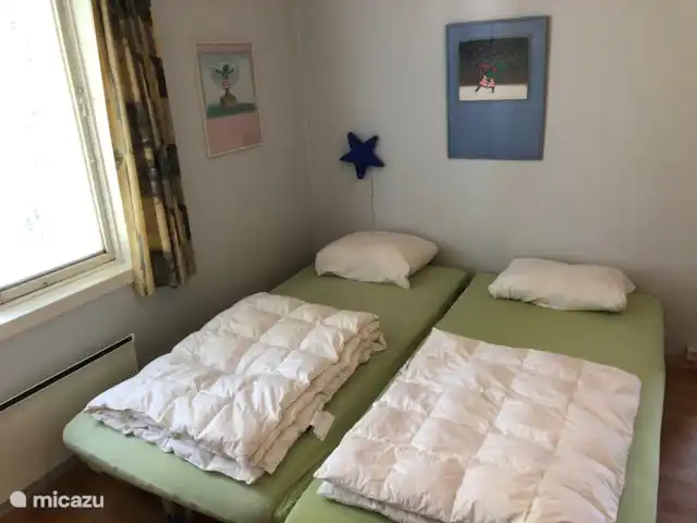 Colline des bouleaux | Suède, Värmland, Sunnemo - gîte / cottage La chambre 2 à l'étage dispose de deux armoires encastrées, de deux lits normaux pour adultes pouvant également être séparés. Parce que la chambre est décorée de peintures de livres pour enfants et de lampes de lecture pour enfants, la plupart des jeunes clients choisissent de rester dans cette chambre.