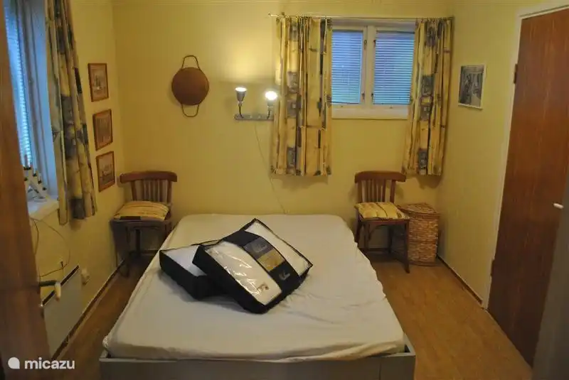 Schlafzimmer 3 verfügt über ein Doppelbett und befindet sich im Erdgeschoss und grenzt an die Küche. Unten gibt es auch eine Toilette.