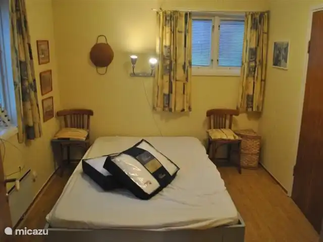 Colline des bouleaux | Suède, Värmland, Sunnemo - gîte / cottage La chambre 3 dispose d'un lit double et est située au rez-de-chaussée et est adjacente à la cuisine. Il y a aussi des toilettes en bas.