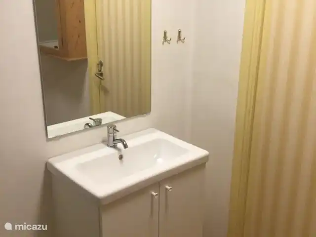 Colline des bouleaux | Suède, Värmland, Sunnemo - gîte / cottage En plus d'un lavabo, de toilettes et d'une cabine de douche, la salle de bain dispose d'un placard et d'un chariot pour ranger les choses et de divers crochets pour suspendre les vêtements et les serviettes.