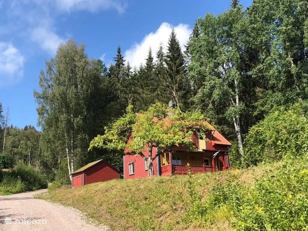 Das Haus ober an der Auffahrt vom Landweg unten gesehen