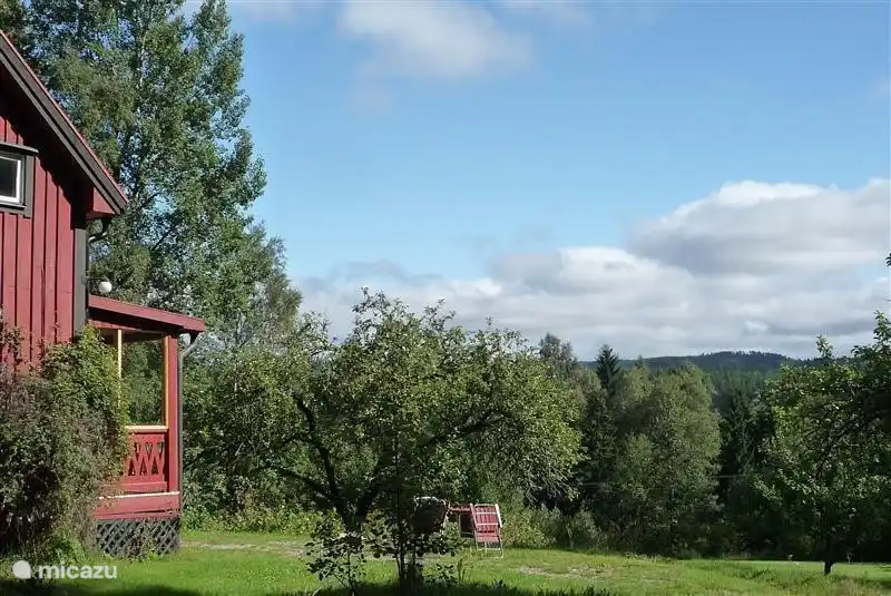 Die Aussicht von neber dem Haus. Weil es auf der anderen Seite des Sees eine Strasse gibt ist es ruhig und schoen aber nicht 100% Stil.