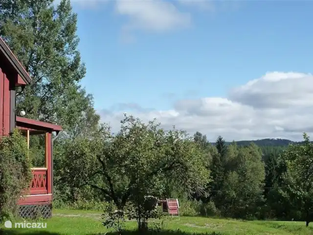 Colline des bouleaux | Suède, Värmland, Sunnemo - gîte / cottage Le Berkenheuvel et le jardin de côté. Parce que le jardin est si haut par rapport à son environnement, il semble que vous puissiez saisir les collines au loin avec votre main et personne ne vit dans les bois, les collines et les prairies devant vous.