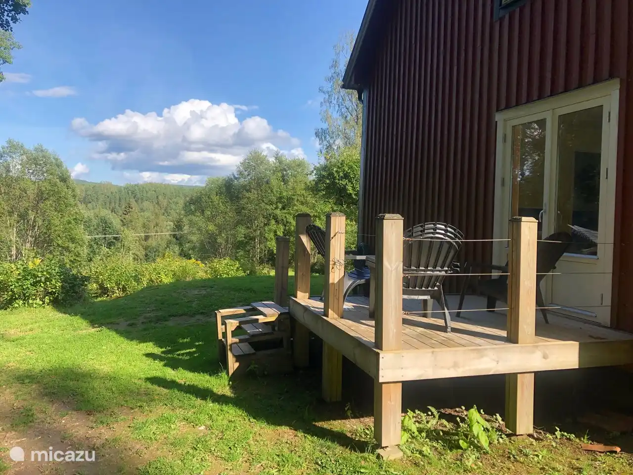 An wärmeren Tagen ist die Terrasse neben dem Haus direkt vom Wohnzimmer aus zugänglich