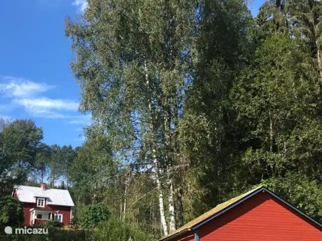Colline des bouleaux | Suède, Värmland, Sunnemo - gîte / cottage Le garage rénové avec une place de parking à côté et la vue des voisins suédois au-dessus