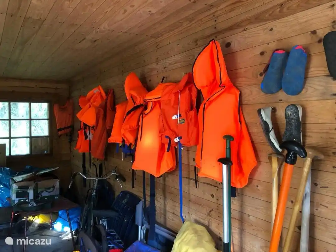 In der Garage Kanus, Fahrräder und andere Notwendigkeiten für Aktivitaeter in de Natur