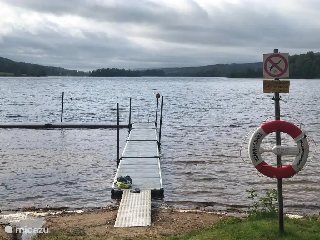 Schwimmen vom Steg am Strand in Lidsbron