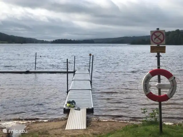 Colline des bouleaux | Suède, Värmland, Sunnemo - gîte / cottage Baignade depuis la jetée sur la plage de Lidsbron