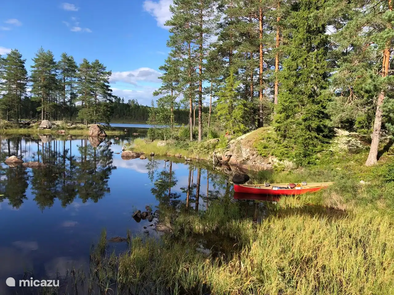 Kanu auf dem Radashon. Siehe auch das Video von der Stelle im Wasserbereich zwischen den beiden Seen, wo sich die beiden Kanus befinden. 3 Gehminuten vom Haus entfernt