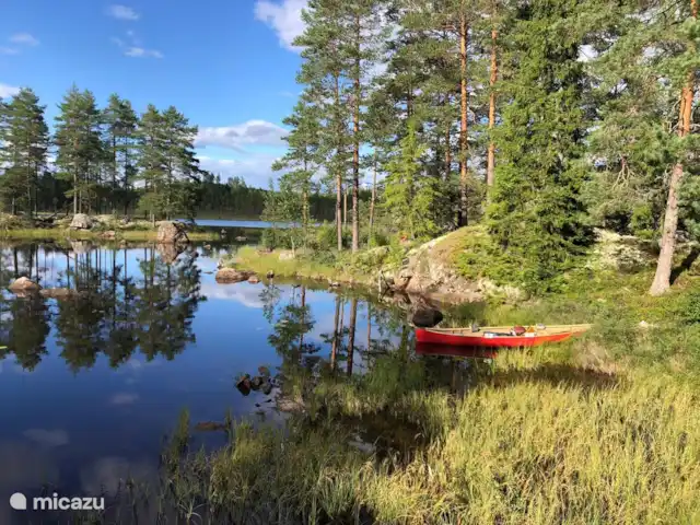 Colline des bouleaux | Suède, Värmland, Sunnemo - gîte / cottage Canoë sur le Radasjon. Voir aussi la vidéo du spot dans la zone d'eau entre les deux lacs où les deux canots sont amarrés. 3 minutes à pied de la maison