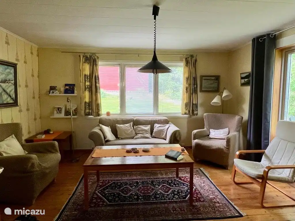 Vom Wohnzimmer aus können Sie durch französische Türen auf das Deck neben dem Haus zugreifen.