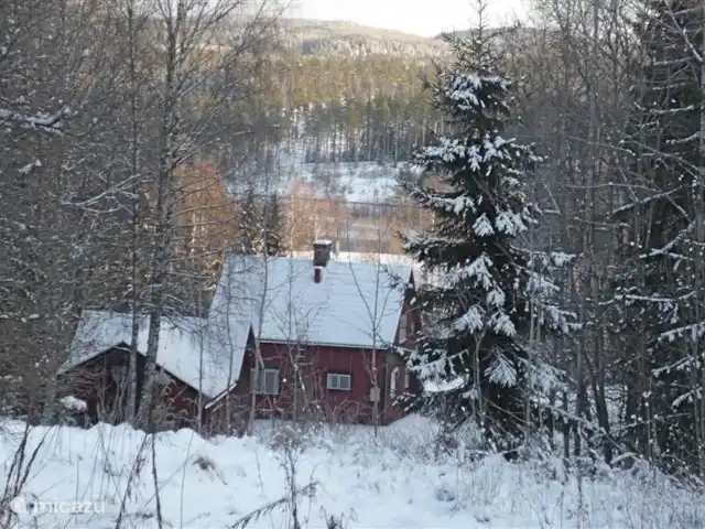 Colline des bouleaux | Suède, Värmland, Sunnemo - gîte / cottage Ici la grange/garage et la maison de la colline. Le lac et la rivière sont également visibles d'ici en hiver.