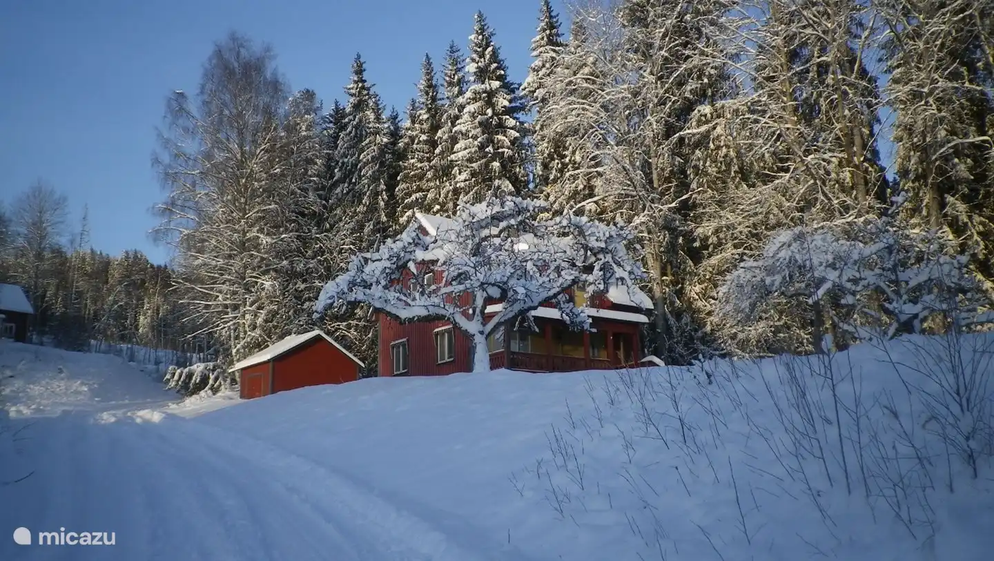 Das Haus von der Landstraße im Winter gesehen.