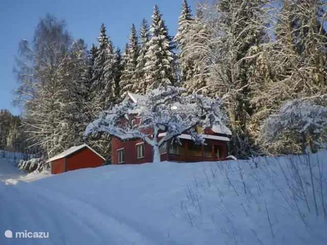 Colline des bouleaux | Suède, Värmland, Sunnemo - gîte / cottage La maison vue de la route de campagne en hiver.