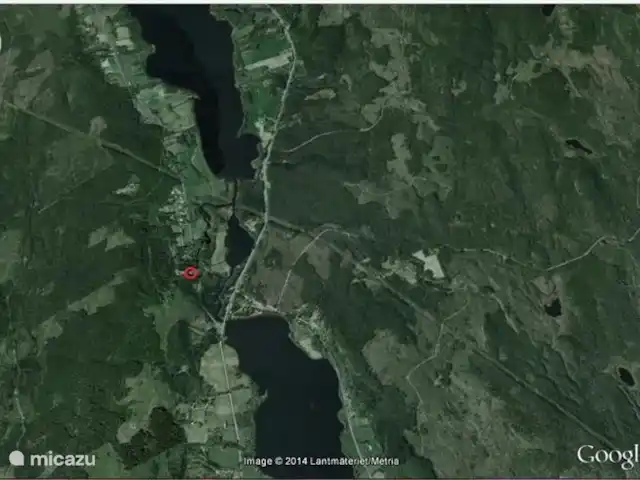 Colline des bouleaux | Suède, Värmland, Sunnemo - gîte / cottage Birch Hill depuis les airs.
Avec le canoë, vous pouvez explorer la zone aquatique sous la maison et également naviguer de la maison à la plage de baignade publique de Lidsbron.