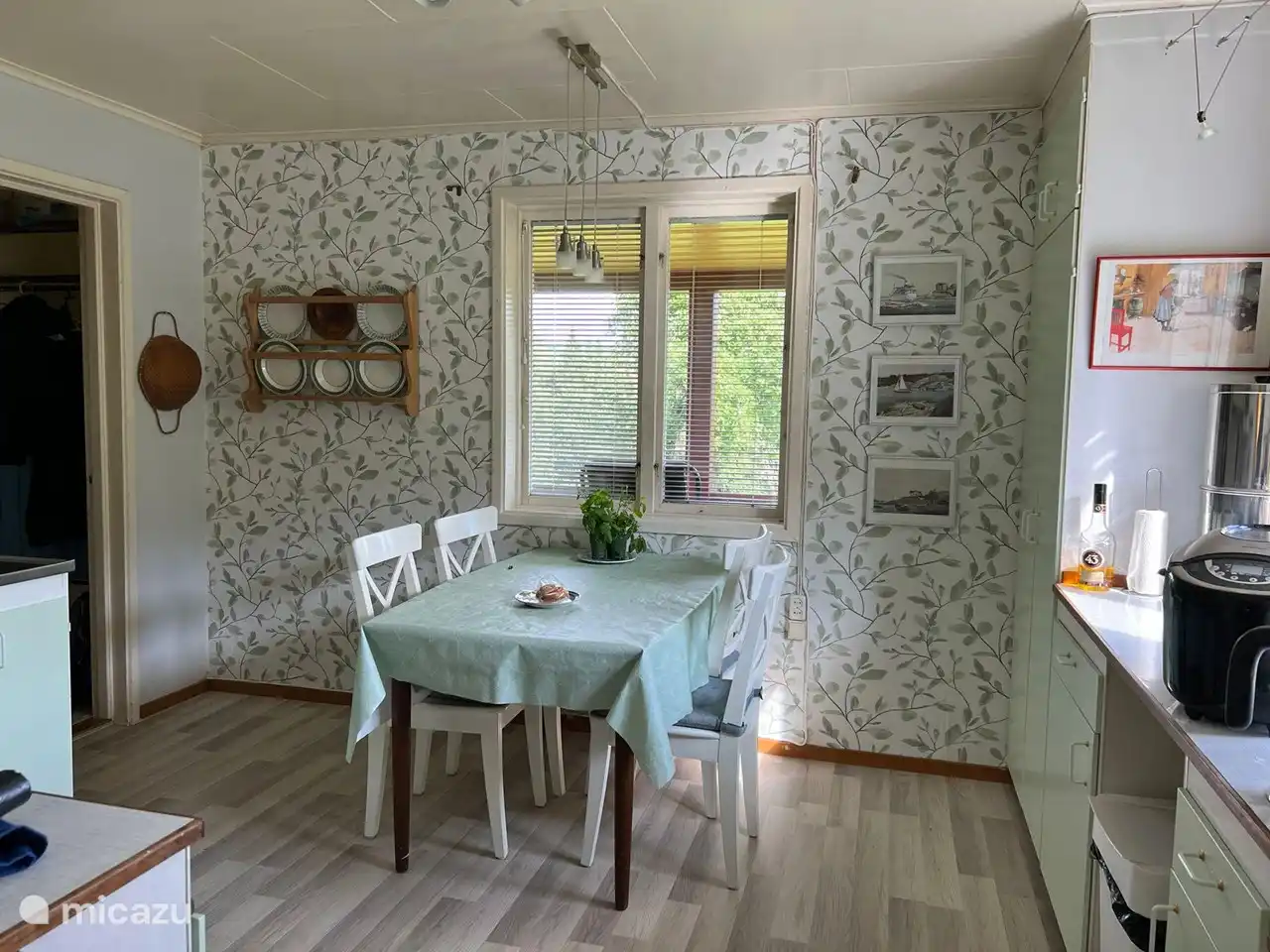 Gemütliche Küche mit Blick auf die Veranda